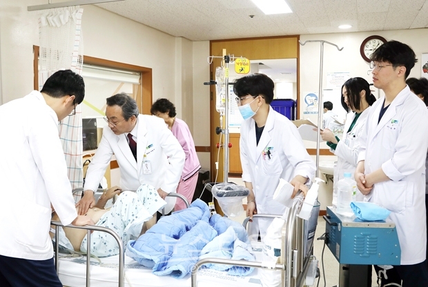 순천향대천안병원 ‘회진알림 SMS 서비스’가 입원환자들에게 큰 호평을 받고 있다. 사진은 이문수 병원장의 회진모습.