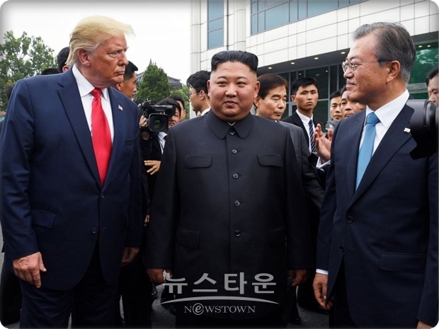 미국우선주의(America First)를 주창하며, 방위비 분담금만 대폭인상을 요구하는 트럼프 정권이 과연 ‘한국을 위해 얼마나 지켜줄 것인가’하는 우려를 한번 쯤 해보지 않을 수 없다. 트럼프의 “김정은 감싸고 두둔하기”가 계속 이어지는 것은 이 같은 핵무기의 한국 독자적 개발을 해야 한다는 한국 내 강경파 입지를 강화시켜주는 셈이다.