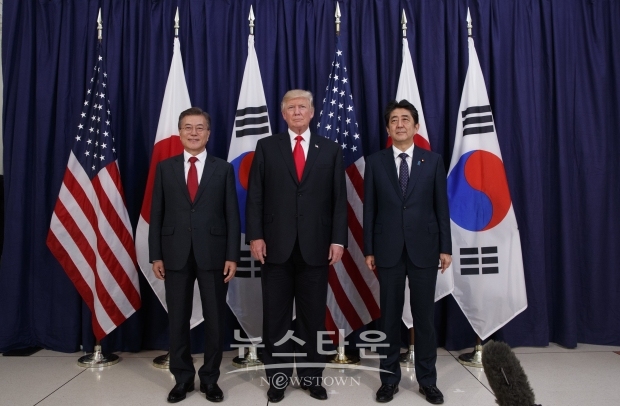 트럼프 대통령은 북한의 지도자와 만남으로 한반도 평화에 대한 희망이 높아지면서 문재인 대통령의 진보적 지지자들 사이에서 가능성은  낮지만 영웅으로 떠오르기도 했다. 그러나 최근 미국과 북한과 회담이 교착상태에 빠지면서 그러한 열기는 시들어지고 있다.