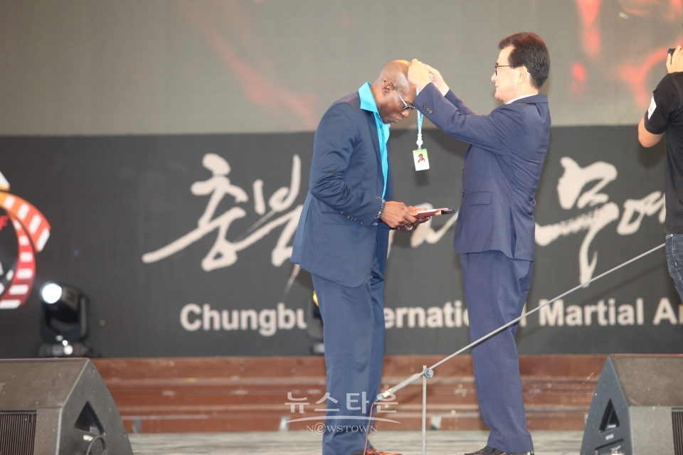 이시종 충북도지사에게 명예도민패를 수여받는 배우 웨슬리 스나입스