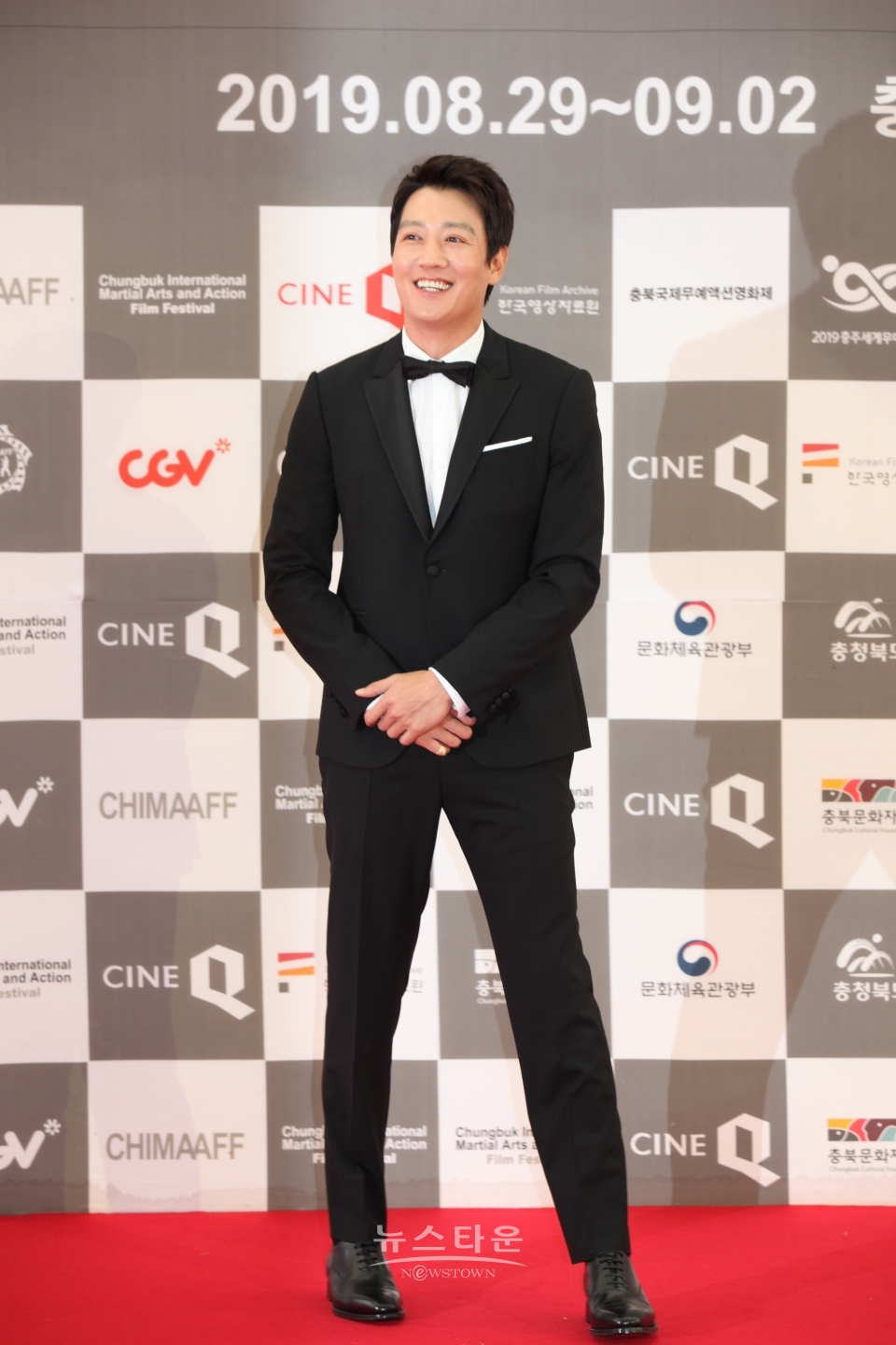 영화제를 찾아온 많은 관객 앞에서 환한 웃음을 짓는 배우 김래원