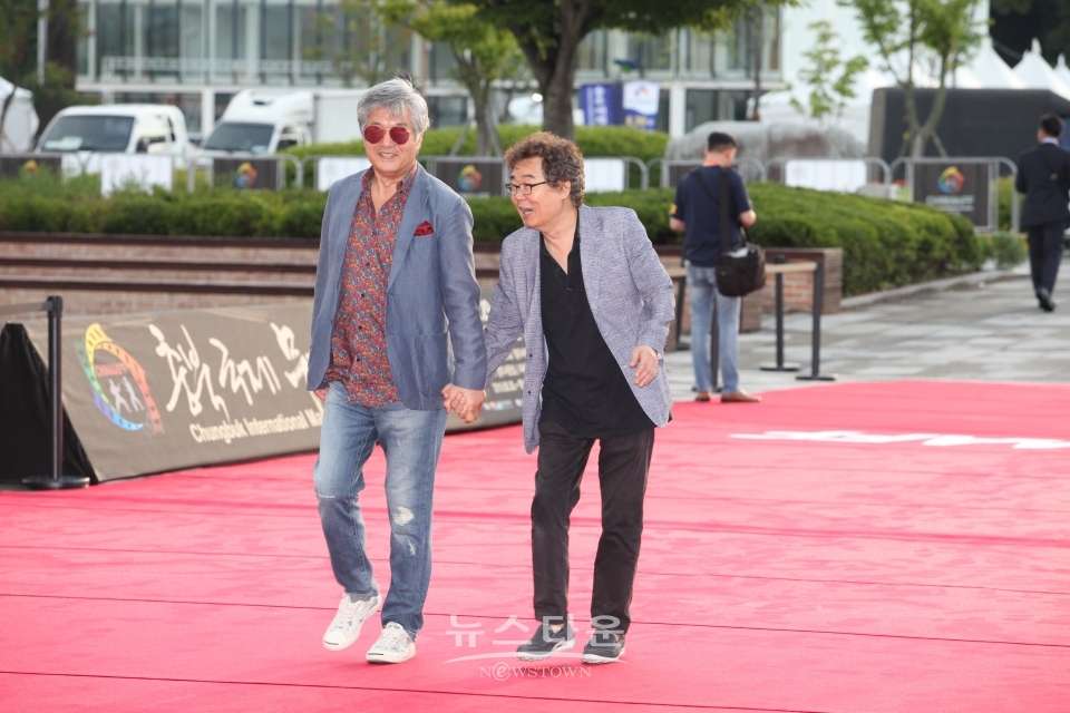 중년의 우정을 과시하며 男男 케미 배우 한지일. 주호성