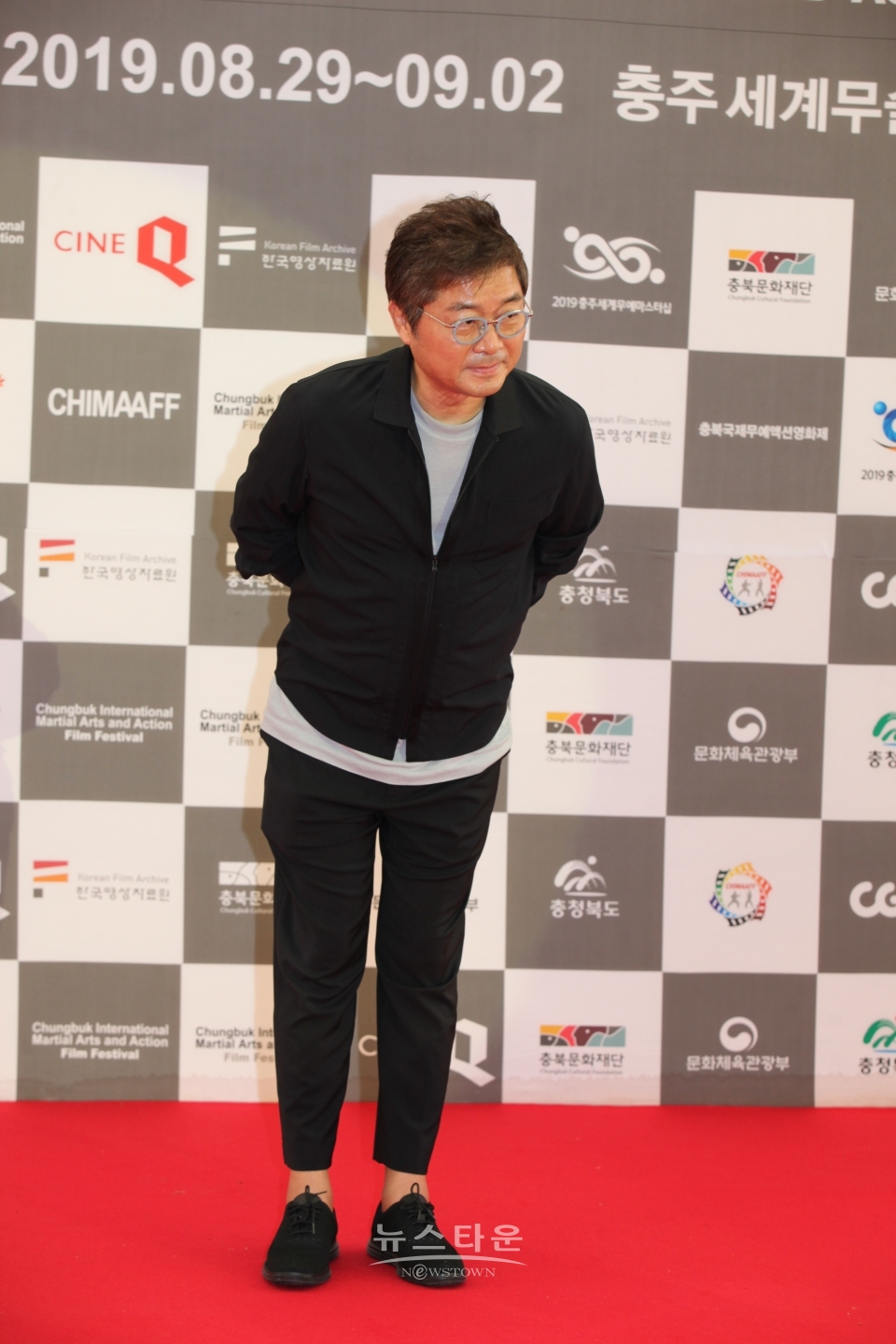 영화팬들에게 인사하는 태극기 휘날리며의 강제규 감독