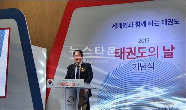 이동섭의원이 축사하고 있다.