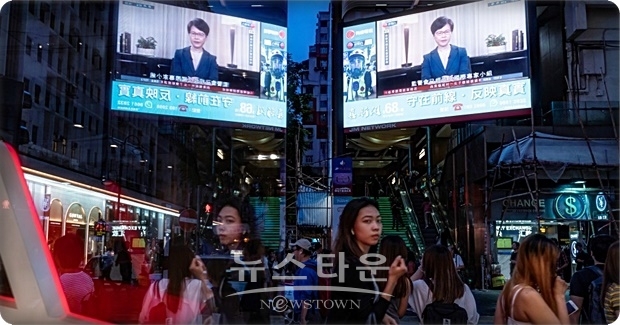 1997년 홍콩 주권 반환 협정에서는 2017년부터 ‘행정장관 직선제“를 실시하기로 합의했었다. 하지만 중국의 국회격인 전국인민대표대회(전인대)는 지난 2014년 8월 31일 선거위원회를 통한 ’간접선거‘를 결정해, 지금까지 간선제가 이어져 왔다. 홍콩정부와 중국 당국이 당초 약속을 어긴 것이다.