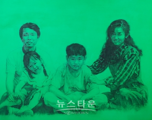 서양화가 손미량, 가족사랑 그림으로 전하는 “추억의 앨범-가족사진” 개인전 개최(김한정 기자)