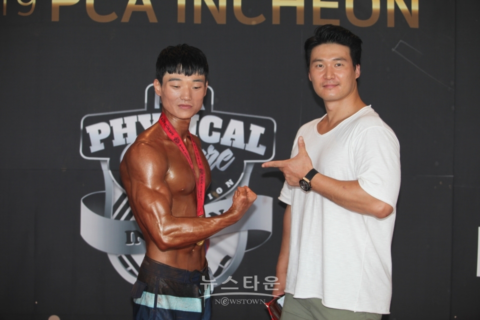 피지크 미디움 부문 김정호 선수와 이석령 PCA 수원대회장