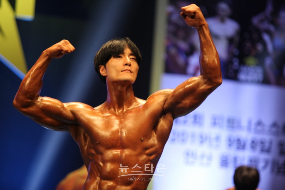 남성적인 근육미를 뽐내며. 머슬모델 이명섭 선수