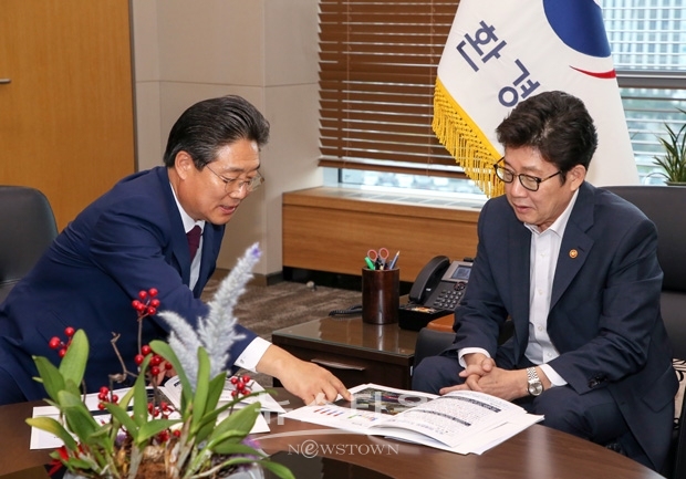 김홍장 당진시장(좌측) 이 지난 9월 9일 오후 3시 조명래 환경부장관(우측)을 만나 당진지역 환경 현안에 대해 설명하고 환경부의 적극적인 지원을 건의했다.