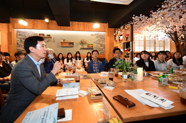 노작마을 살리기 프로젝트 발표회에서 학생들과 대화를 나누고 있는 서철모 화성시장