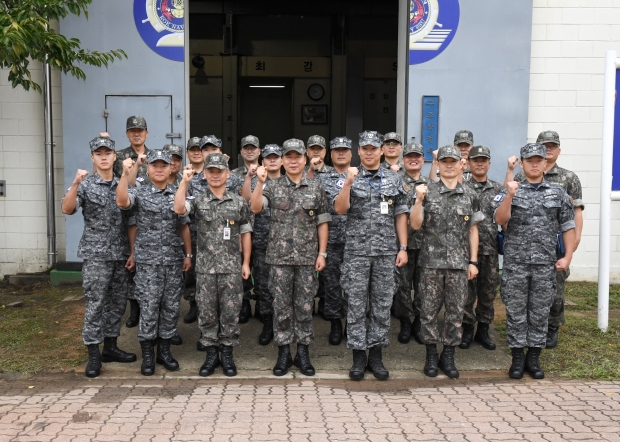 심승섭 해군참모총장이 구조작전태세를 유지하는 심해잠수사 대원들을 격려하고 대원들과 함께 기념촬영을 하고 있다.
