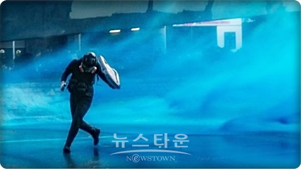 이날 시위 과정에서 홍콩 경찰은 시위대를 해산하기 위해 푸른색 물감을 탄 물대포를 쏘았고, 또 시위대 체포에 있어서는 친중시위대는 체포하지 않았다는 현지 언론 보도도 있다. 앞서 경찰은 과격 시위대를 식별하기 위해 이 같은 방법을 쓸 방침이라고 밝힌 적이 있다.