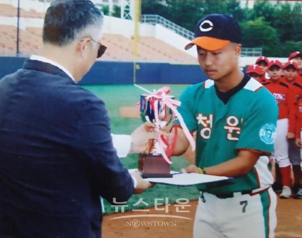 조영균(서울 청원중3) 2019 우리은행장기 중학교야구대회 타격상 수상장면