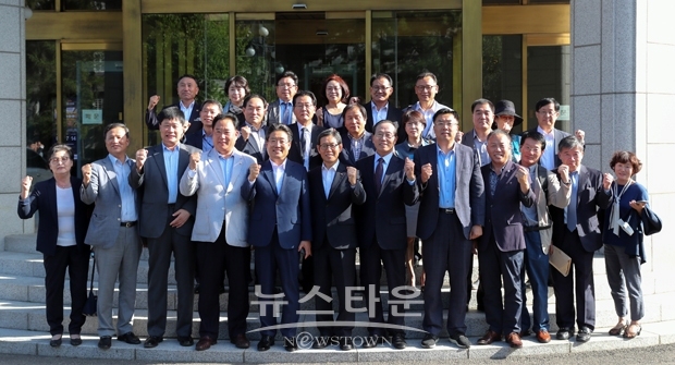 헌재 앞 김홍장 당진시장 등 청구인 측 단체 촬영