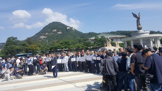 ‘사회정의를 바라는 전국교수모임’(정교모)는 19일 오전 청와대 분수대 앞에서 기자회견을 열고 "조 장관 대신 사회 정의와 윤리를 세울 수 있는 사람을 법무장관으로 임명하라"며 시국선언문을 발표했다. 차명진 전 의원 페이스북 캡처