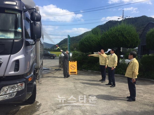 창원시 농업기술센터는 아프리카 돼지열병 일시 이동중지 해제에 대비해 확산 방지 대책 회의를 가졌다.(사진-창원 농업기술센테)