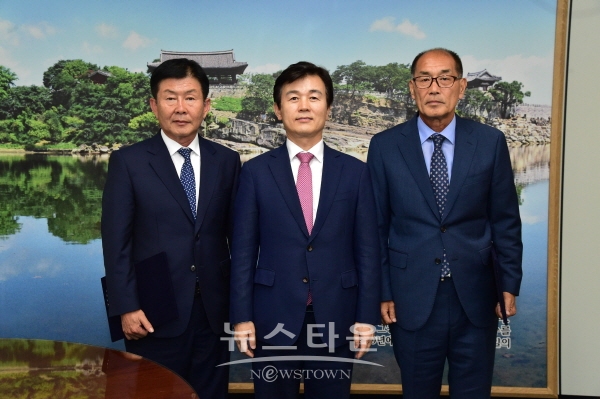 왼쪽부터 황동간 단장, 조규일 진주시장, 정정규 사무국장)