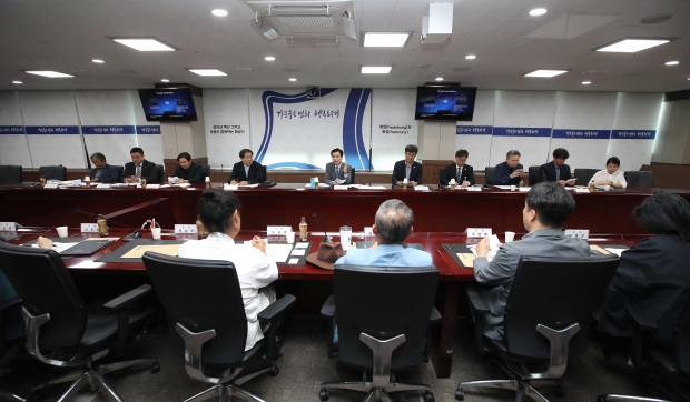 시정자문위원회 출범식에서 위원들과 상견례를 하고 있는 서철모 화성시장