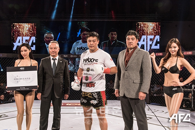 AFC09_6경기 엔젤걸 태희, 안경옥 AFC수석회장, 명현만 선수, 김민수 AFC이사, 엔젤걸 제바