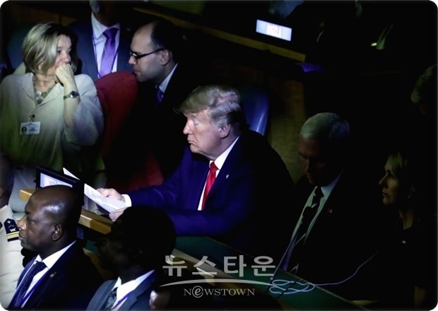 지구환경보호와는 따로 행동을 해온 도널드 트럼프 미국 대통령이 이날 정상회의를 깜짝 방문 약 15분간 정상회의에 참석, 모디 인도 총리와 메르켈 독일 총리의 연설을 들은 뒤 자리를 떠나는 매우 이례적인 일이 벌어졌다.