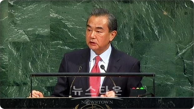 왕이 외교부장은 이날 뉴욕 유엔본부에서 열린 제 74차 유엔총회 일반토의 연설에서 “현실적이고 실현 가능한 해법은 병행적으로 비핵화를 진전시키고, 모든 당사국의 우려를 수용하고 점진적으로 신뢰를 구축하는 평화메커니즘을 확보하는 것”이라고 말했다.
