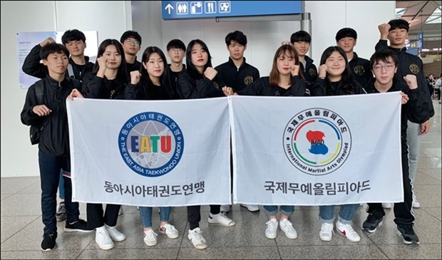 공항에서 시범단이 결단식을 했다.
