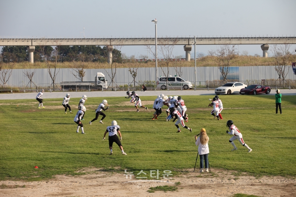 미국에서 발달한 남성적인 몸싸움이 매력인 스포츠 미식축구도 이목을 끌었다.