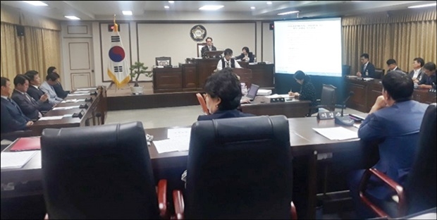 의원간에 토론이 치열했다.