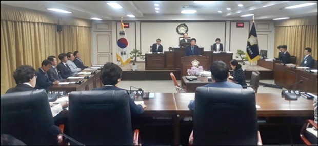 의원간에 토론이 치열했다