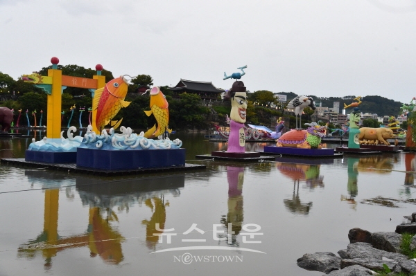 진주 남강 위에 설치되어 있는 유등들