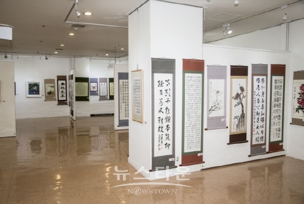 2019 아카데미미술협회 ‘가을편지 임원 및 작가’전(김한정 기자)