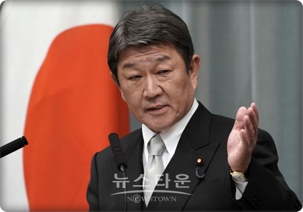 모테기 외무상(위 사진)은 이날 인터뷰에서 “한국 정부에 국제법 위반 상태의 시정을 강하게 요구하는 입장에 변함이 없다. 일본 기업의 정당한 경제활동을 보호하는 관점에서도 모든 선택지를 시야에 두고 의연하게 대응해 나갈 것”이라고 강조했다.