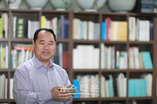 오만철 작가, 한국적 전통미 자랑하는 “달항아리를 향유하다” 개인전 개최(김한정 기자)