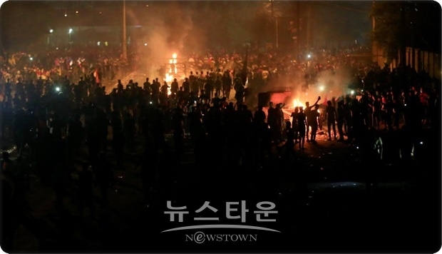 높은 실업률이나 정치부패에 반발해 발생한 시위는 아델 압둘-마흐디 이라크 총리가 지난해  취임한 이래, 최대 규모이다. 시위 확대에 따라 시아파 지도자 모크타다 사드르는 총리의 사임과 총선거 실시를 요구했다.