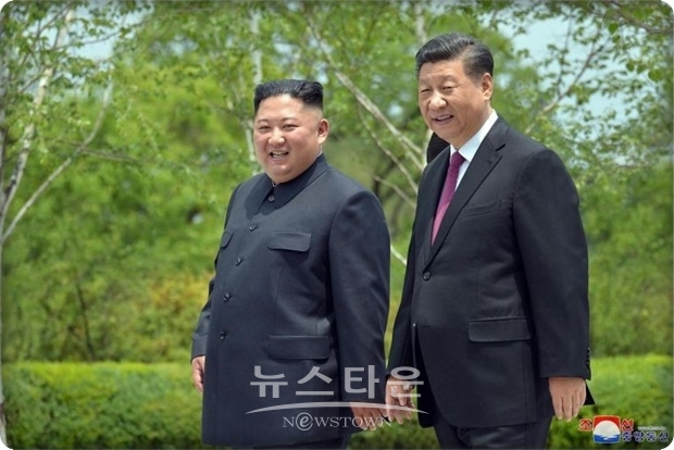 북한이나 중국 두 정상 모두 트럼프 대통령과의 직접 교섭에의 길을 그릴 수 없는 가운데, 김정은이 재방중의 시기를 찾고 있는 것으로 보여진다. 한반도 정세를 담당하는 베이징의 외교관은 “시진핑 주석의 방북에 대한 답례 형식으로 올해 안에 김정은이 방문할 가능성은 있다”고 분석한다.