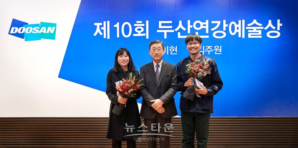 두산연강재단은 10월 10일 서울 종로5가 두산아트센터에서 ‘제10회 두산연강예술상’ 시상식을 열었다. 왼쪽부터 공연부문 수상자 윤미현, 두산연강재단 박용현 이사장, 미술부문 수상자 김주원
