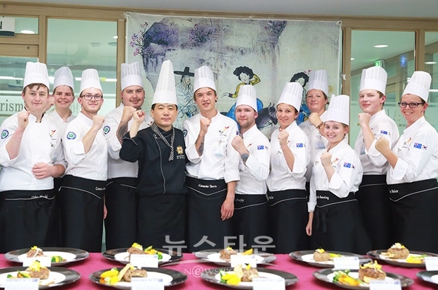 호주 시드니 NSW TAFE학교 학생들이 한국호텔관광실용전문학교를 방문하여 아시아푸드 실습 및 문화체험 행사를 진행하고 있다.