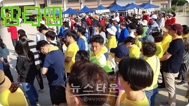 유엔은 한국의 인구가 2024년쯤에 정점을 찍은 뒤 감소하기 시작할 것이라고 예측했다. 2100년까지 유엔은 한국의 인구가 1966년과 같은 약 2900만 명에 그칠 것이라고 예측하고 있다.