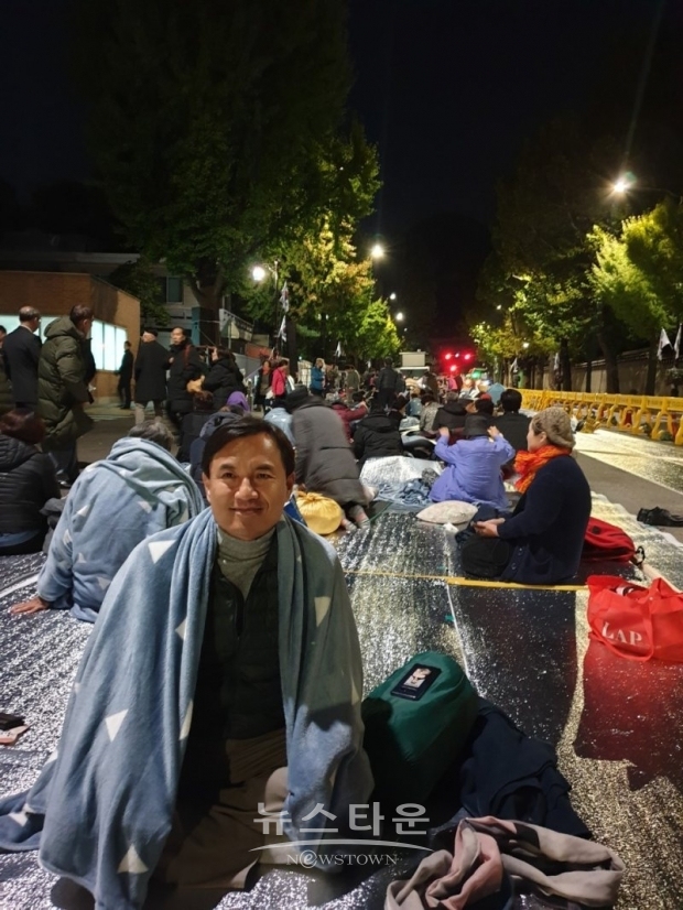 16일, 자유한국당 김진태 (강원,춘천) 국회의원이 청와대 앞 문재인-조국파면 철야농성장에서 시민들과 밤샘철야 논정을 함께하고 있다.