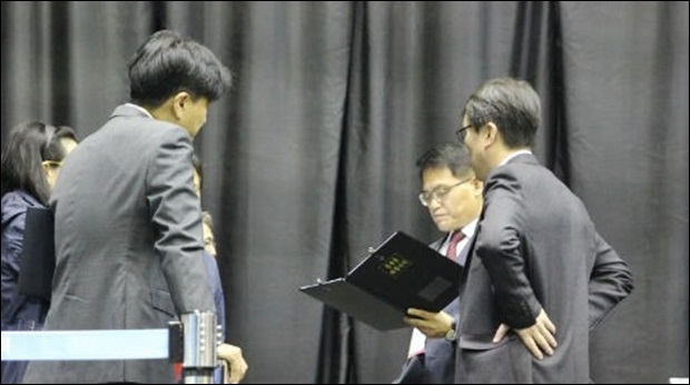 개표 후 발표를 놓고 숙의를 하고 있다.