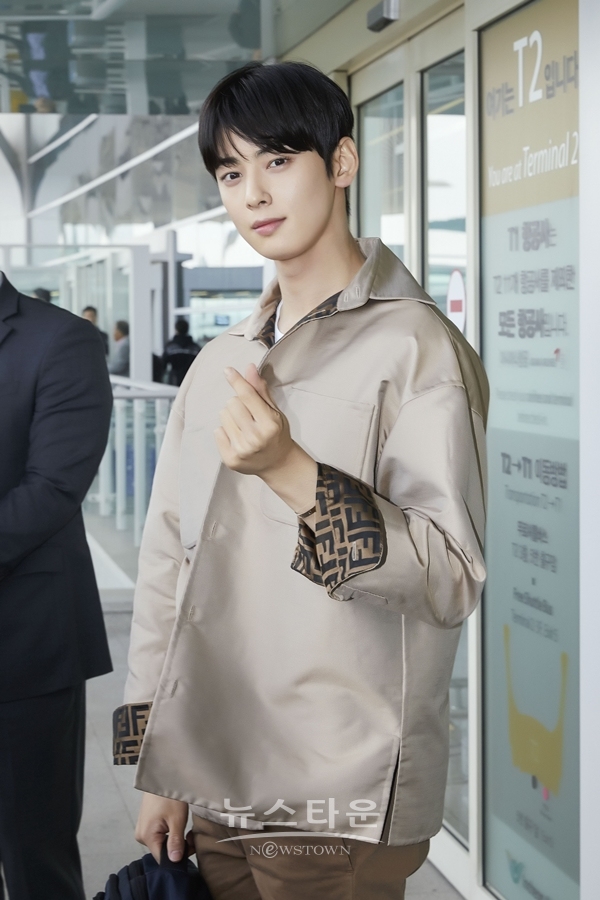 차은우, 가을 남자의 정석을 보여주는 시크한 스타일링으로 공항패션 완성