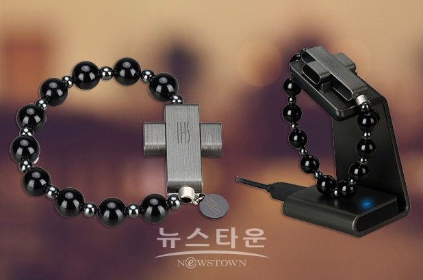 교황청이 만든 기도 앱인 ‘클릭 투 프레이(Click to pray)'와 연동돼 있어, 기도의 횟수 등 개인적인 데이터가 저장되는 것은 물론이고, 가톨릭 관련 다양한 영상, 오디오 콘텐츠도 이용할 수 있는데, 블루투스 기능을 통해 스마트폰과도 연동되도록 돼 있다.