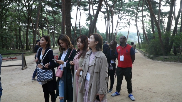 융건릉 숲길을 걷고 잇는 관광객들