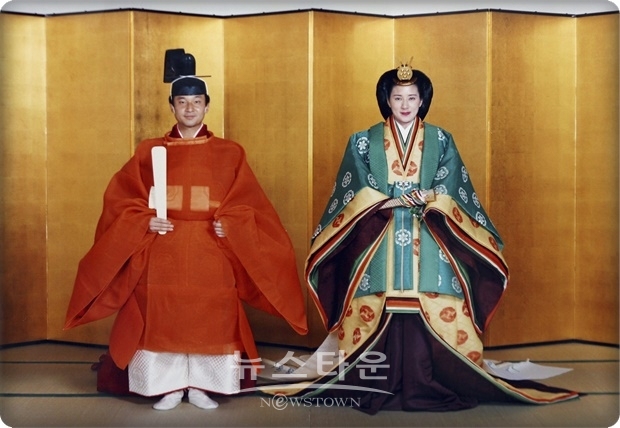 성대하고 화려한 일왕 즉위식에서의 일왕의 헌법수호, 전쟁을 멀리하는 평화 등의 인류 보편적 가치에 관한 발언은 아베 총리에게는 “찻잔 속의 물결”정도에 불과한 소리로 들릴지도 모른다.