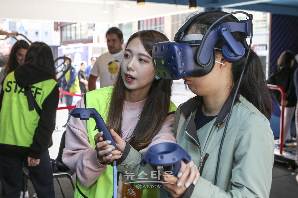 PLAY JAM VR 체험관을 체험중인 방문객 / 고득용기자 ⓒ뉴스타운