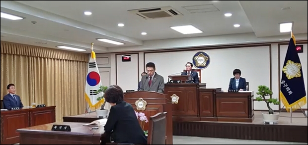 김연수의원이 본회의석상에서 박용갑구청장에게 "중구의회비난을 삼가라(?)"고 발언하고 있는 장면을 캡쳐했다.