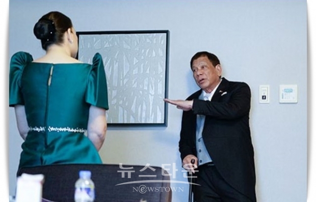 필리핀 대통령궁에 따르면, 22일 오후의 “일와 즉위식(即位礼正殿の儀, 소쿠이레이세이덴노기)”에는 참석했는데, 같은 날 밤의 잔치 “향연의례(饗宴の儀)"는 참석 못했고, 대신 동행하고 있는 큰딸 사라·다바오 시장이 대리 출석했다.