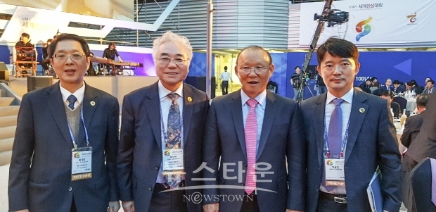 좌로부터 배경환 세계한인재단 일본교류협회장, 박상원 세계한인재단 상임대표 총회장, 박항서 감독, 정용만 세계한인재단글로벌비지니스센터 회장(김한정 기자)