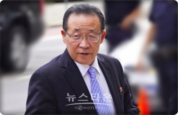 김계관(위 사진) 고문의 이 같은 담화는 김정은 위원장이 트럼프 대통령과의 친분을 내세우며, 시정연설에서 협상 시한으로 내세운 올 연말이 가까워지면서 ‘3차 북미회담’을 가지고 싶다는 속내를 드러낸 것이라는 해석도 나오고 있어 주목된다.