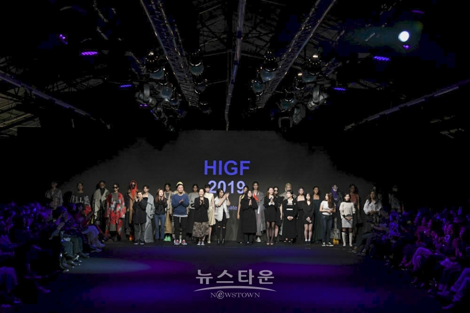 24일 서울 성수동 에스팩토리에서 개최한 '2020 S/S 패션코드&페스티벌'의 홍익대학교 패션대학원 패션쇼에서 모델들이 포즈를 취하고 있다.  / 고득용기자 ⓒ뉴스타운
